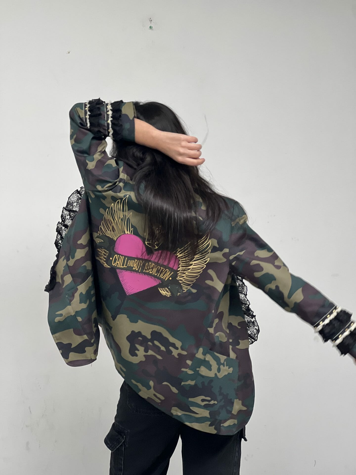 BLAZER VOLANTES MANGA TACHAS CORAZON ALAS FUCSIA