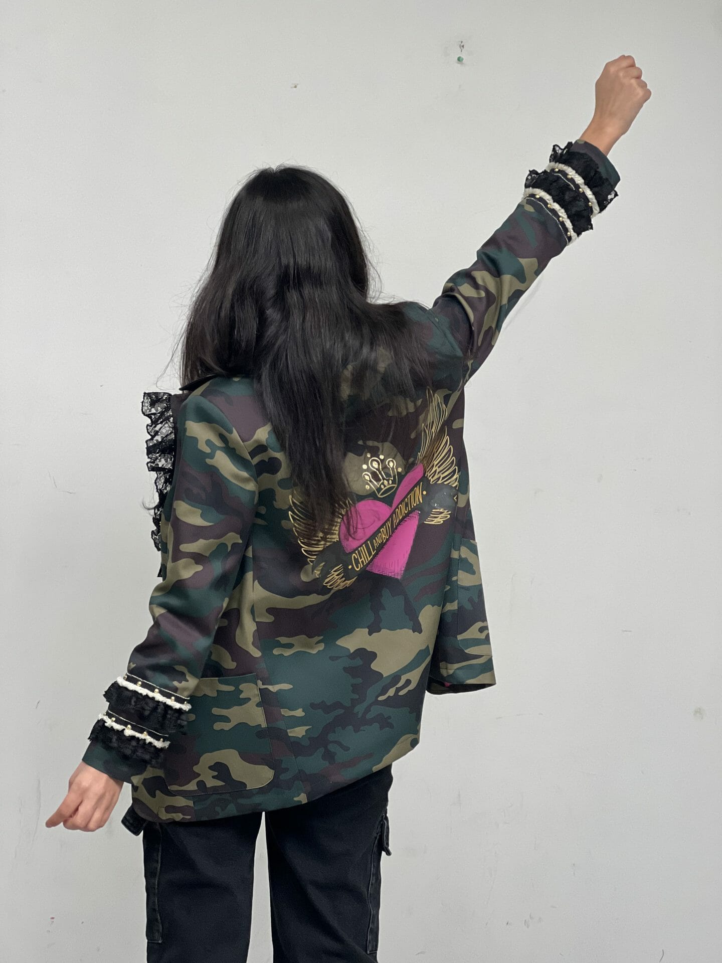 BLAZER VOLANTES MANGA TACHAS CORAZON ALAS FUCSIA