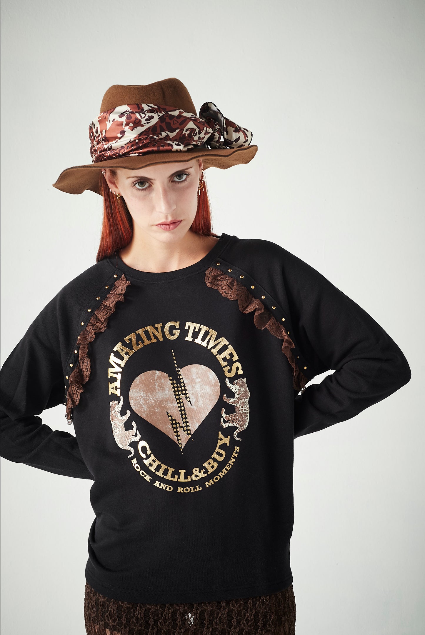 Sudadera Tachas Amazing Brown