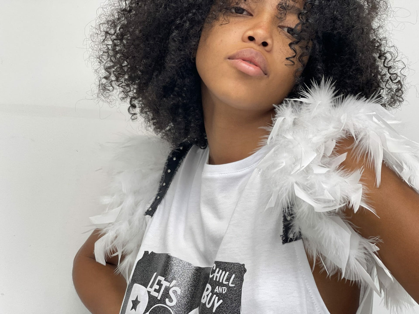 CAMI PLUMAS TACHAS CASCOS ROCK