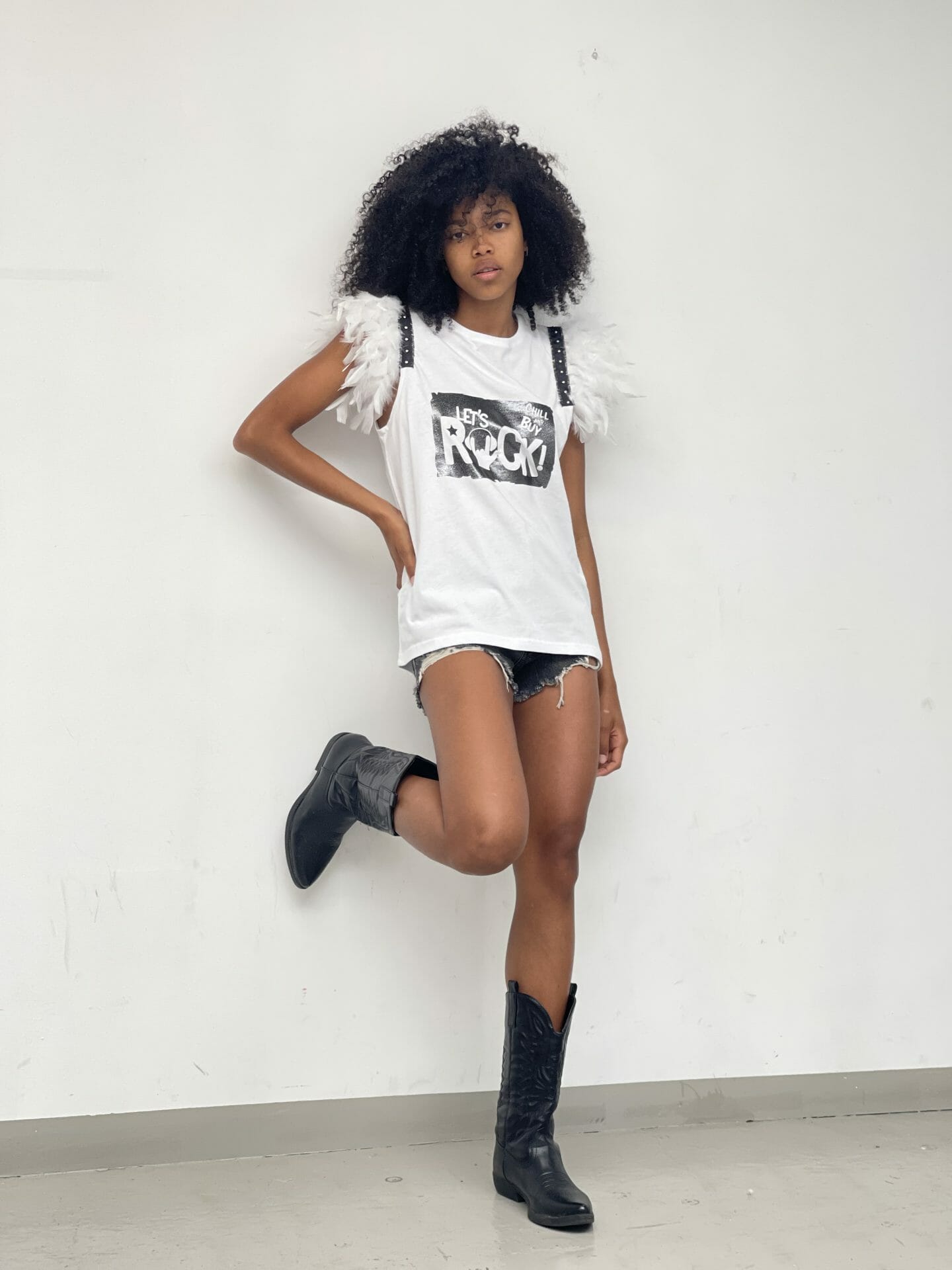 CAMI PLUMAS TACHAS CASCOS ROCK
