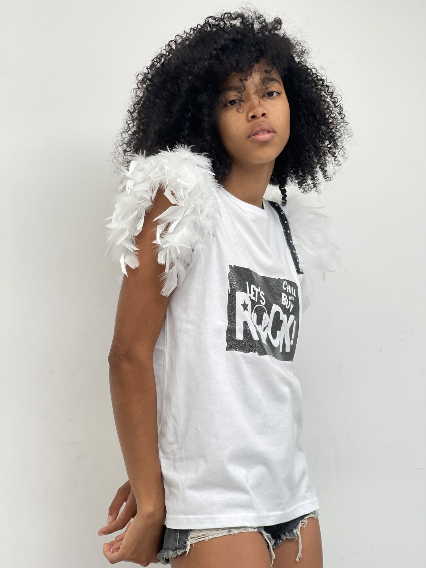 CAMI PLUMAS TACHAS CASCOS ROCK