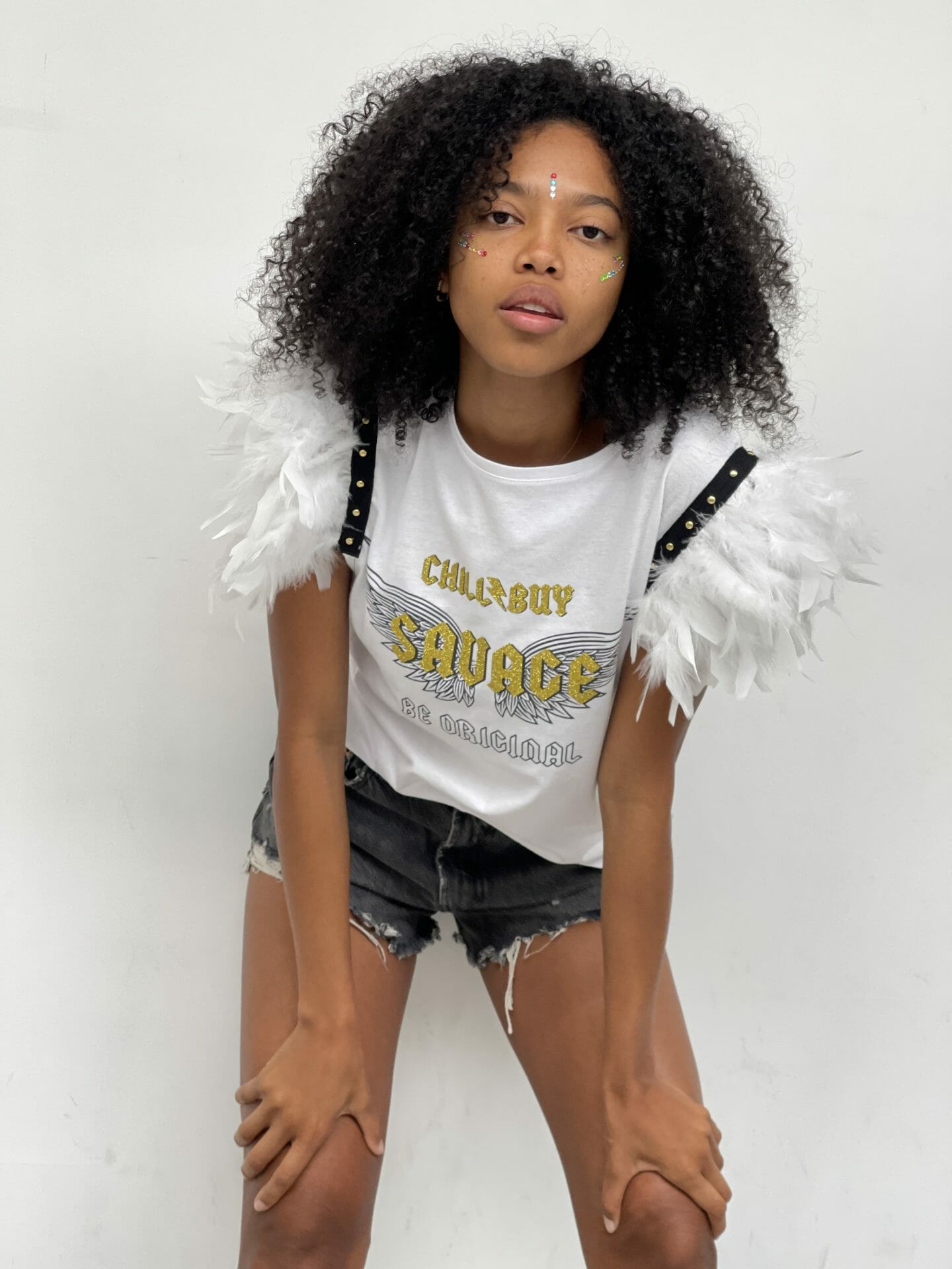 CAMI PLUMAS TACHAS SAVADE DORADO