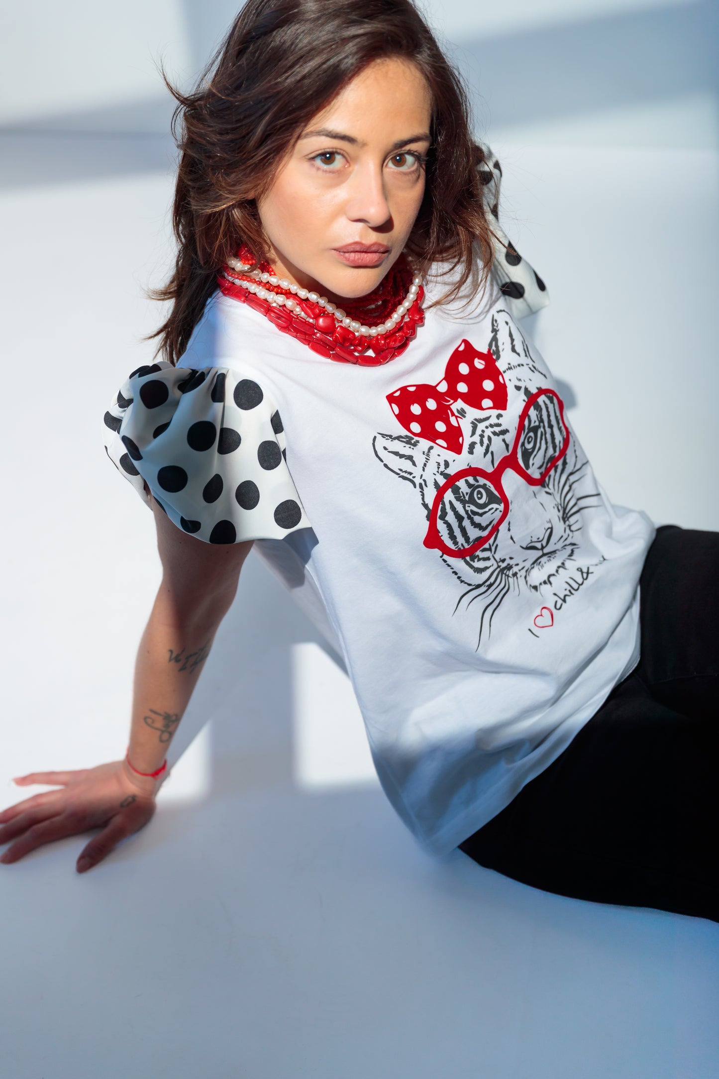 T-shirt à pois blancs