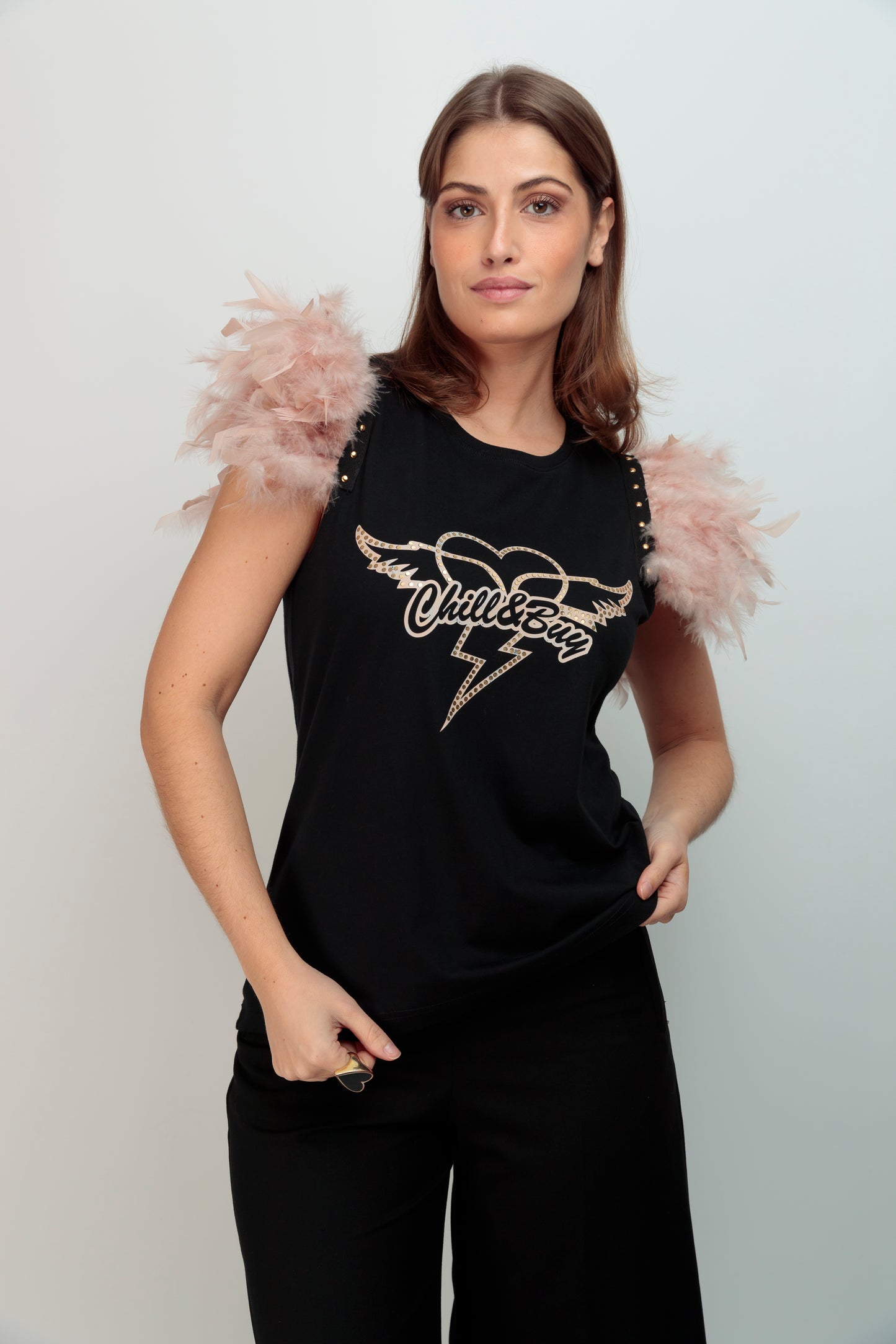 T-shirt beige à clous en forme de cœur et de plume