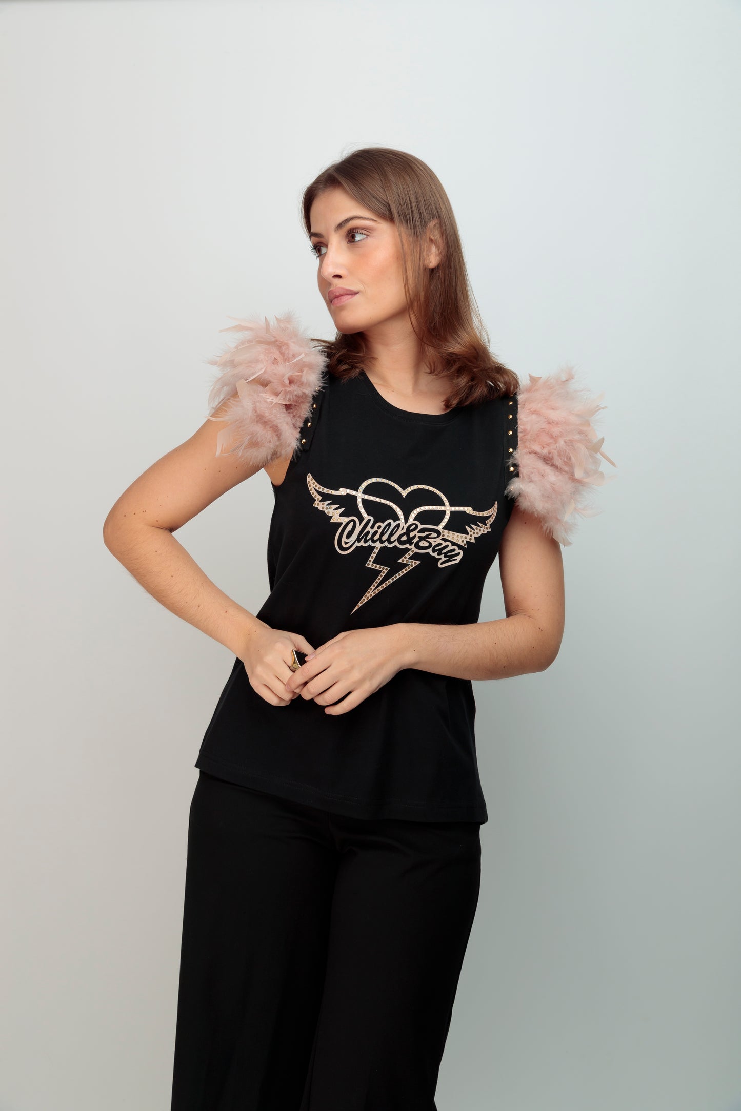 T-shirt beige à clous en forme de cœur et de plume