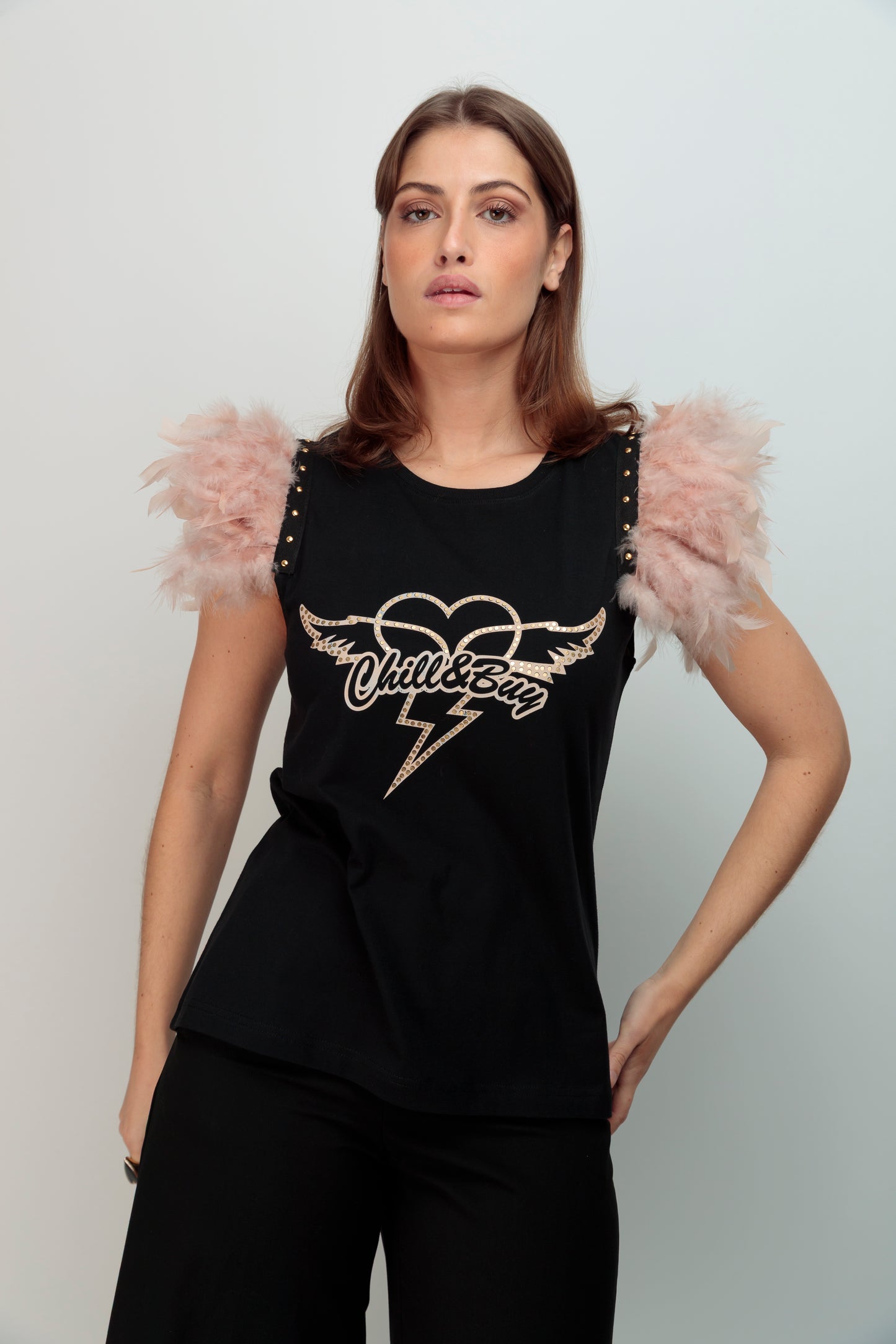 T-shirt beige à clous en forme de cœur et de plume