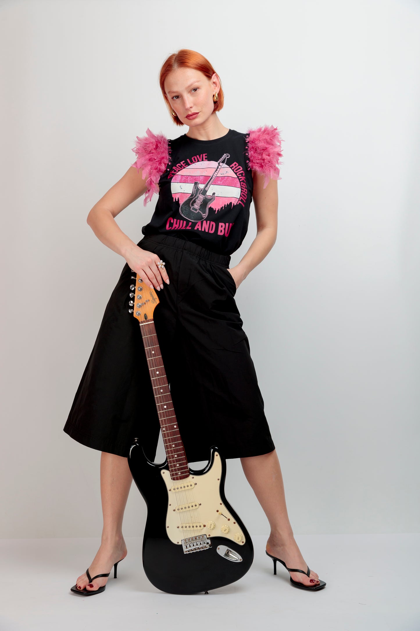 Camiseta Plumas Tachas Guitarra Peace