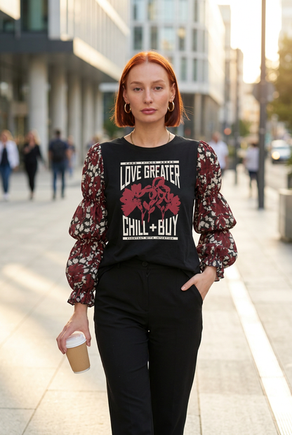 Modelo caminando de frente con café