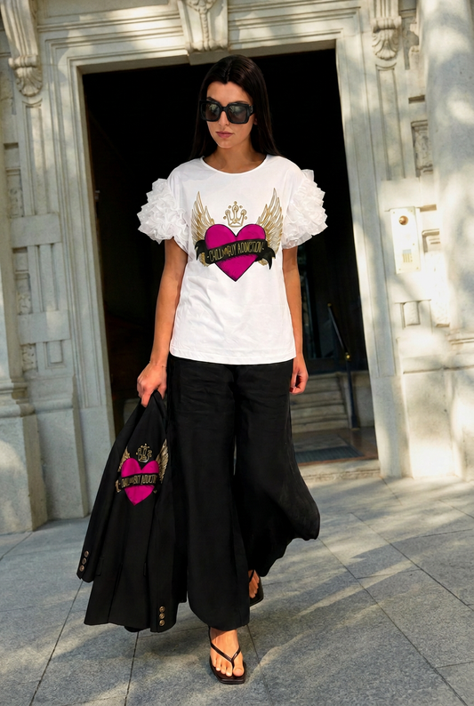 Modelo con gafas negras de cuerpo entero