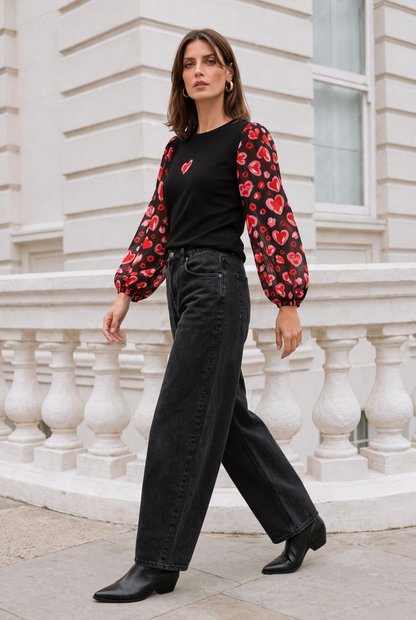 Outfit de corazones caminando de tres cuartos