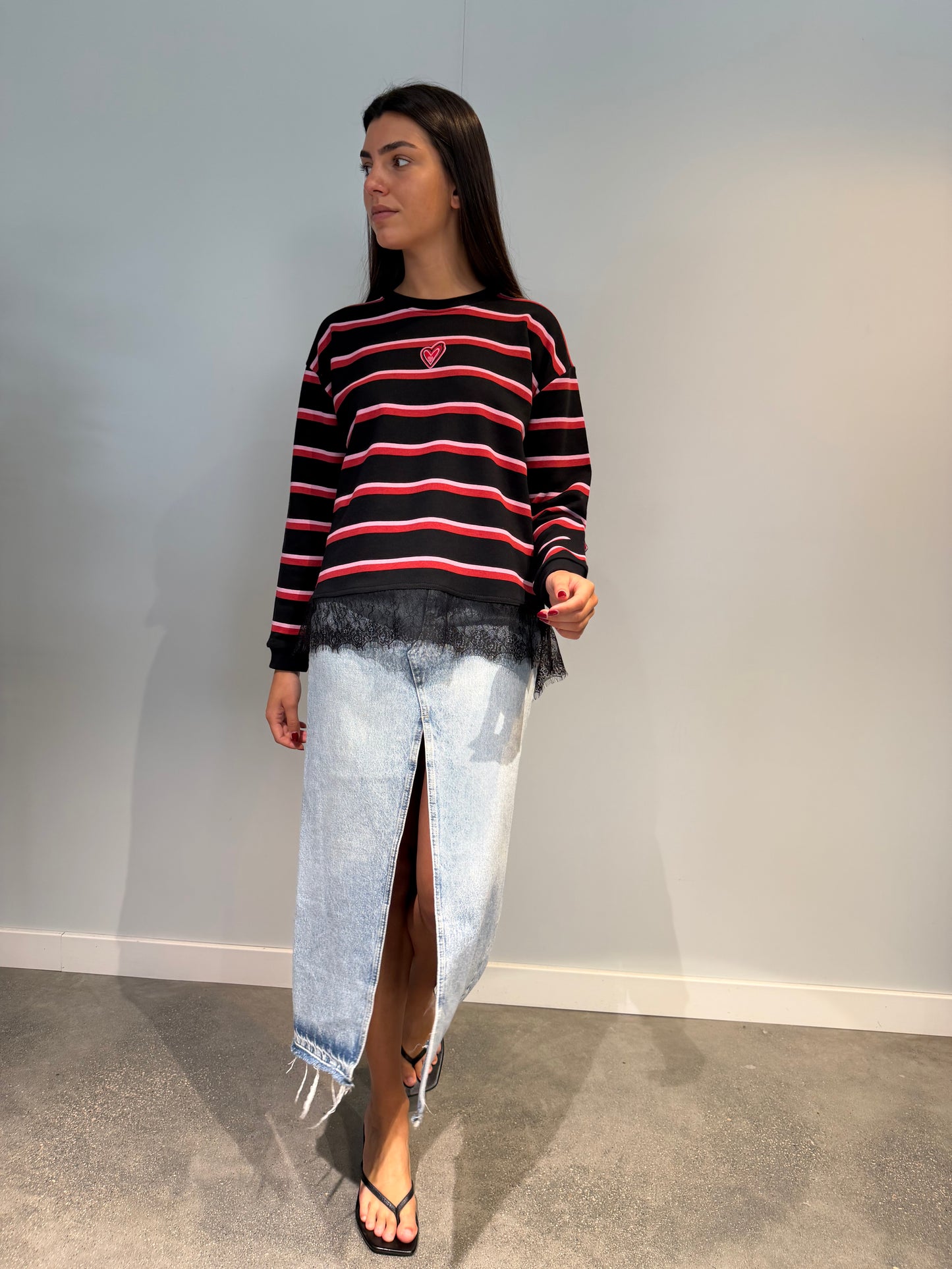 Sweat-shirt rayé avec empiècement en dentelle