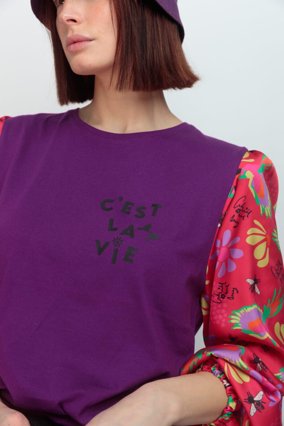 CAMISETA ABULLONADA CEST LA VIE